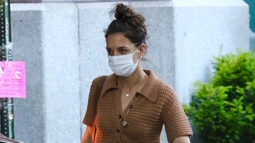 Katie Holmes giản dị đi ăn tối cùng bố ở New York