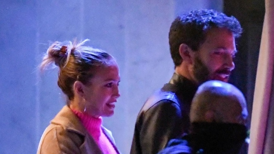 Ben Affleck - Jennifer Lopez khoác vai tình cảm giữa ồn áo tái hợp
