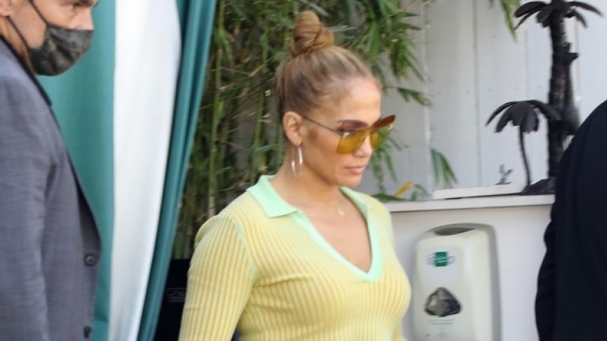 Kết thúc cuộc họp, Jennifer Lopez vội vã trở về nhà gặp bạn trai Ben Affleck