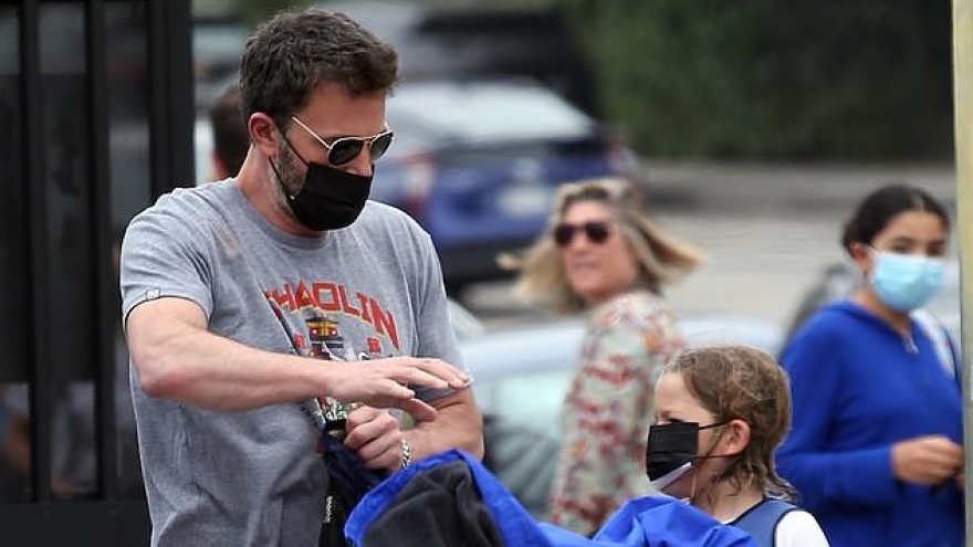Ben Affleck diện đồ khỏe khoắn đến trường đón con gái cưng