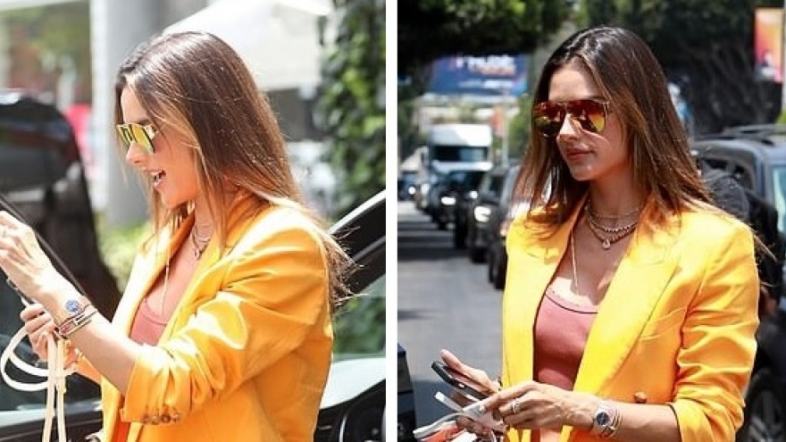 Alessandra Ambrosio diện blazer màu cam nổi bật đi ăn trưa cùng bạn bè