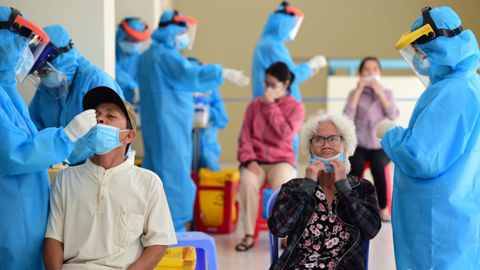 Thousands of local people undergo COVID-19 testing in HCM City 