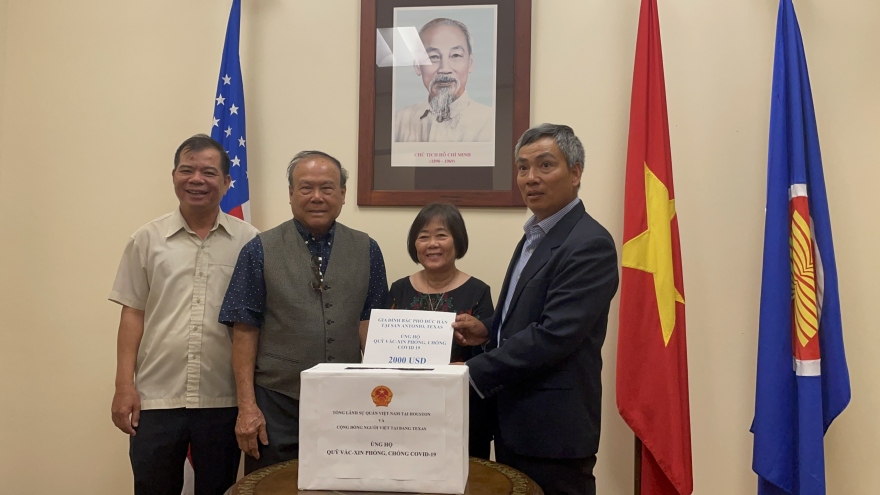 Cặp vợ chồng Việt kiều Mỹ hơn 80 tuổi lái xe 300km tới ủng hộ Quỹ vaccine