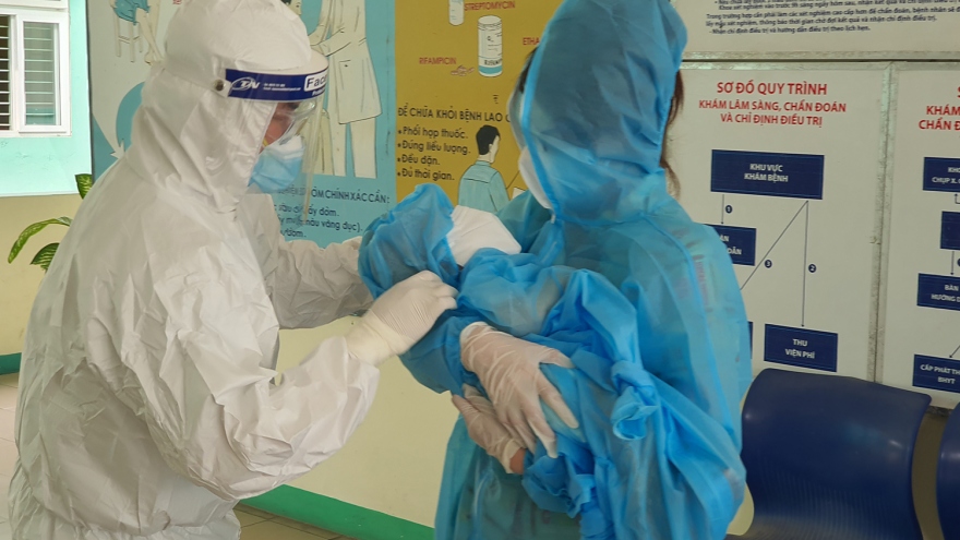 Bé trai 6 tháng tuổi khỏi COVID-19 ra viện