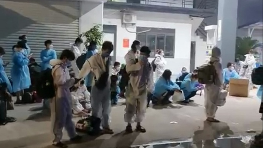 Chuyển hơn 1.000 công nhân khỏi ổ dịch Núi Hiểu, Bắc Giang trong đêm