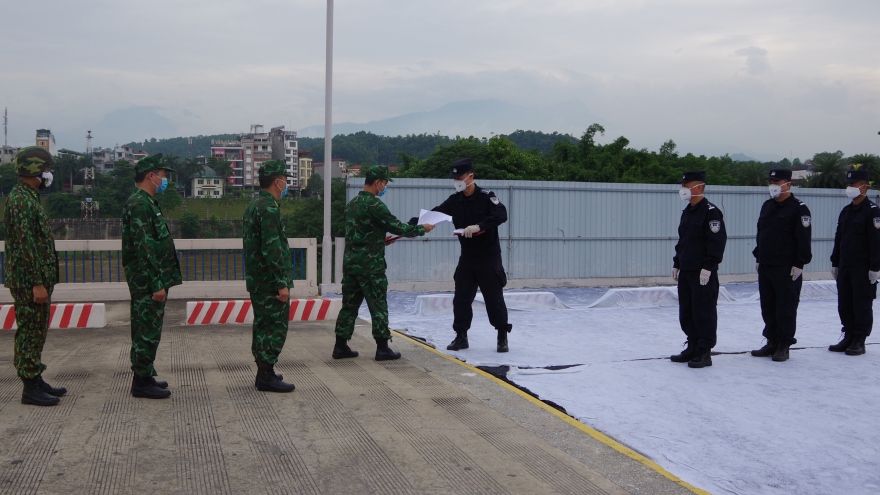 Lực lượng biên phòng Việt Nam và Trung Quốc tuần tra phòng chống dịch