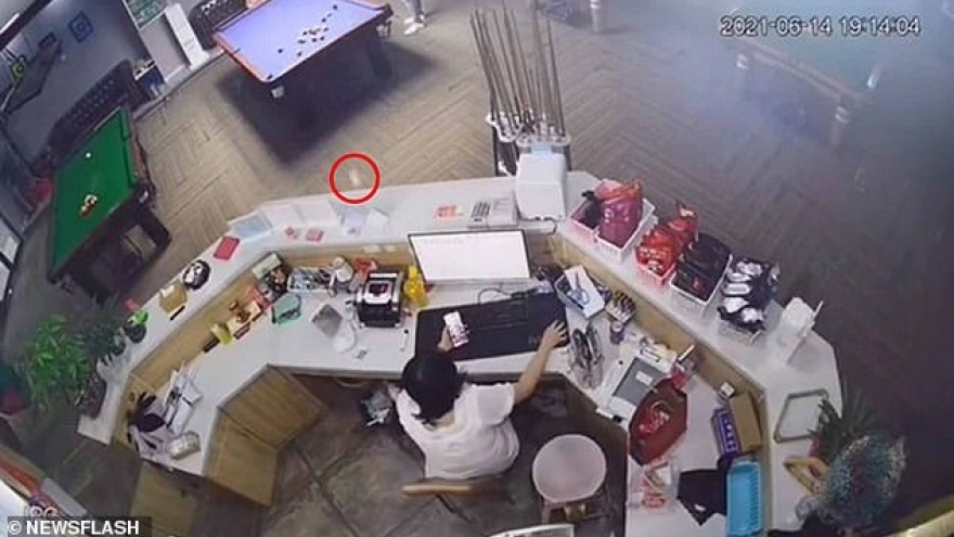 Video: Bóng bi-a bật mạnh từ bàn văng trúng mặt nữ nhân viên tiếp tân