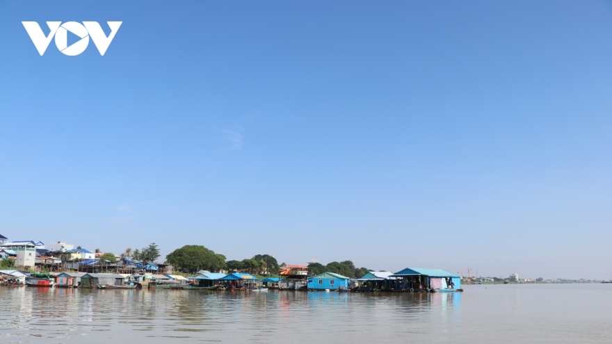 Việt Nam theo dõi sát việc di dời người gốc Việt ở Campuchia sống trên sông Mekong