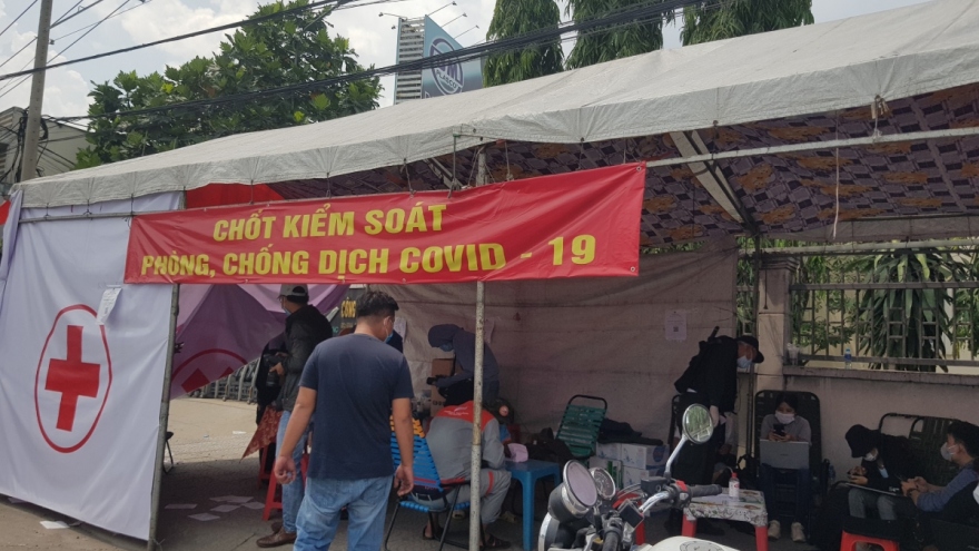 Thủ tướng: Bảo đảm kiểm soát nguồn lây bệnh nhưng không “ngăn sông cấm chợ” 