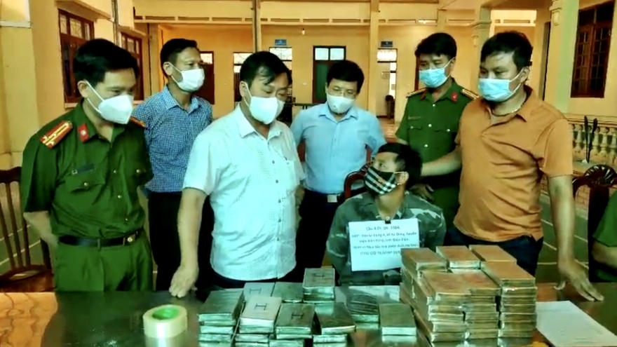 Sa lưới khi đang vận chuyển 78 bánh heroin