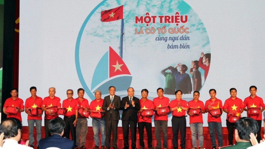 Chủ tịch nước Nguyễn Xuân Phúc gửi tặng 5.000 lá cờ cho các ngư dân vùng biển đảo