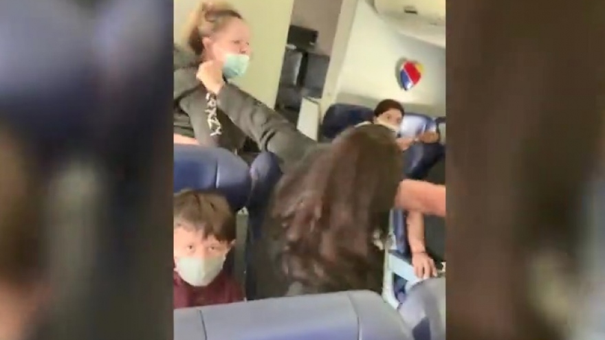Nữ tiếp viên hàng không bị hành khách đánh gãy 2 răng giữa mùa dịch Covid-19