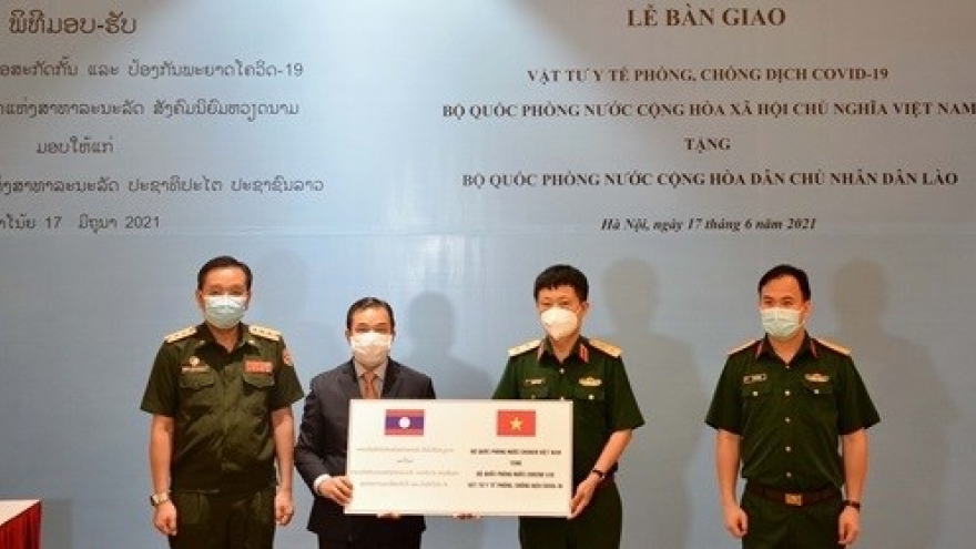 Defence ministry presents medical supplies to aid Laos’ pandemic-prevention efforts