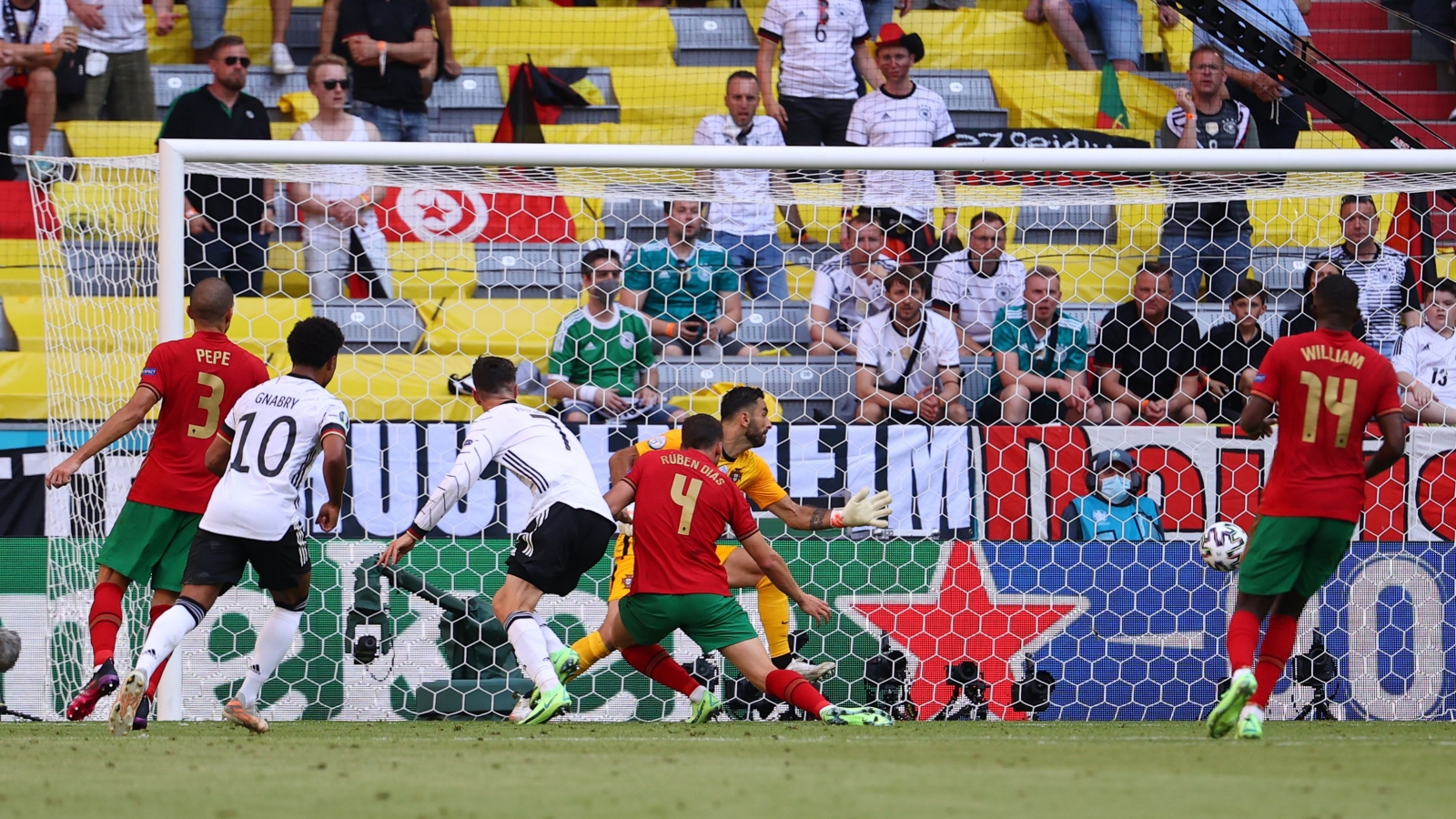 Vòng bảng EURO 2021 qua những con số: "Ác mộng" phản lưới và đá hỏng phạt đền 