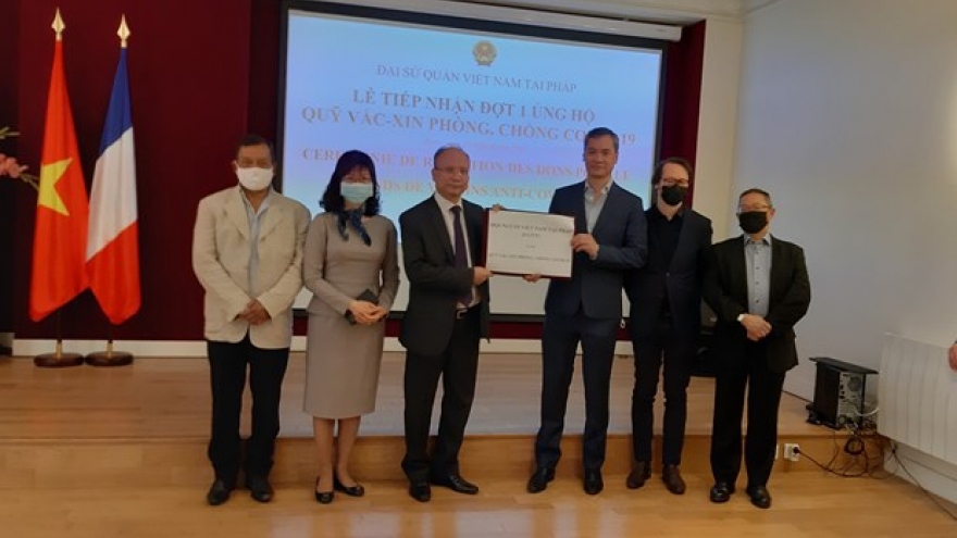 Vietnamese, French organisations, associations assist COVID-19 control fund