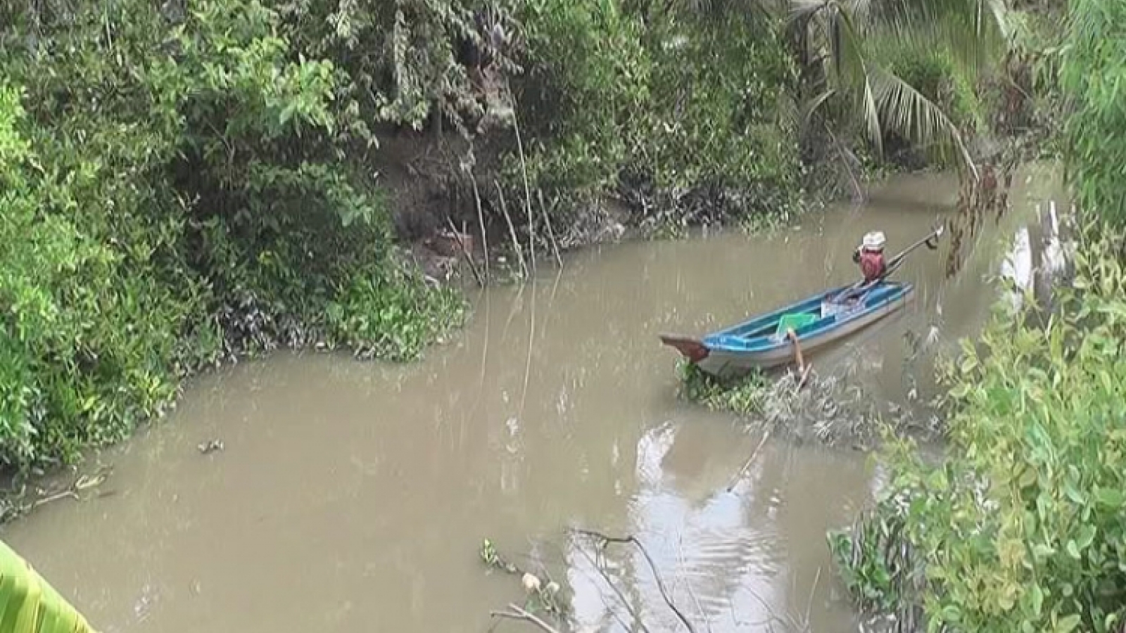 Bắt cá bằng kích điện, hai vợ chồng tử vong 