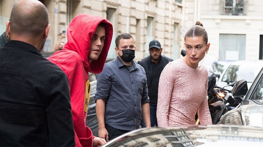 Hailey Baldwin diện đầm bó màu hồng nổi bật đi ăn tối cùng chồng ở Paris