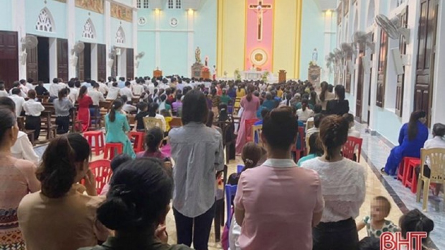 Linh mục chống lệnh, tổ chức hàng trăm giáo dân cầu nguyện ở Hà Tĩnh