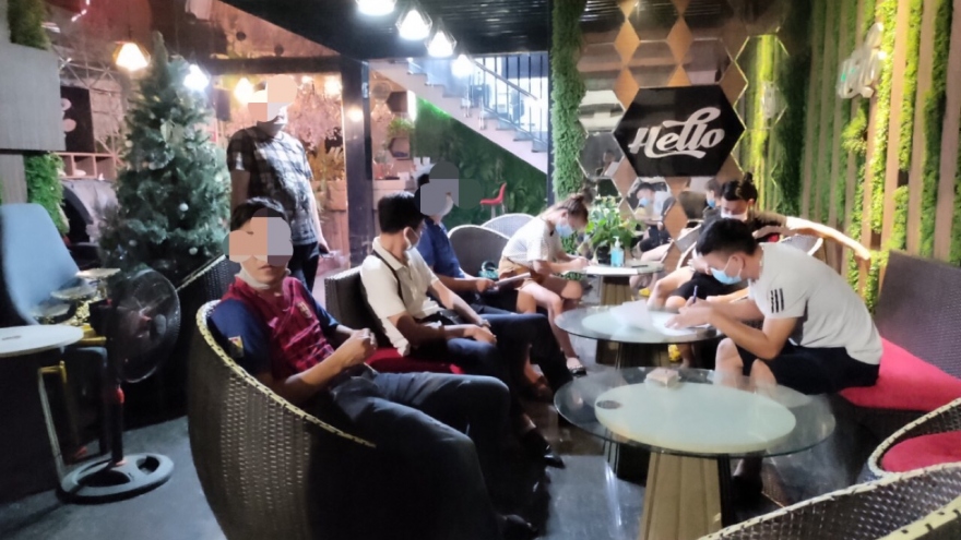Bất chấp lệnh cấm, một quán karaoke ở Cao Bằng vẫn mở cửa đón khách 