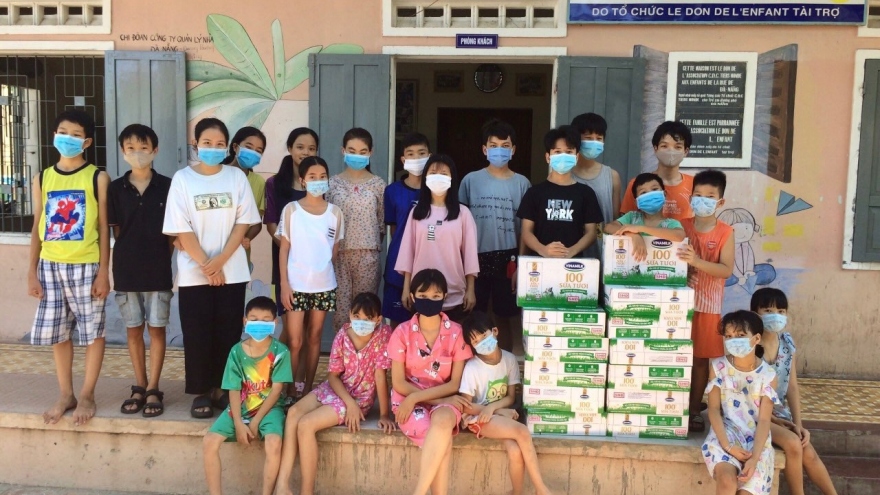 Vinamilk và quỹ sữa vươn cao Việt Nam trao 8.400 hộp sữa tại Điện Biên