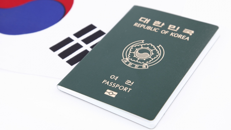 Hàng chục hộ chiếu của công dân Hàn Quốc bị đốt bỏ vì nhầm là rác thải