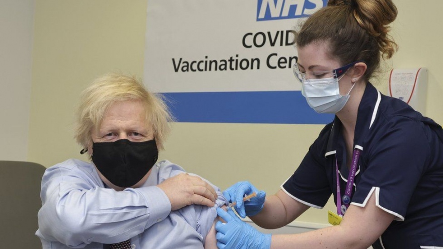 Thủ tướng Anh tiêm liều vaccine thứ hai của AstraZeneca