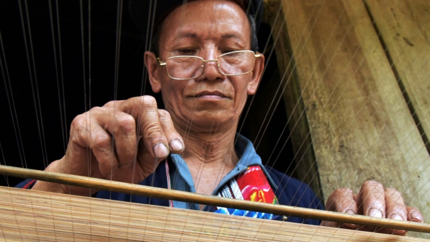 Lò Sành Phin-nghệ nhân người Dao đỏ ở Hà Giang duy trì nghề đan mành tráng giấy bản