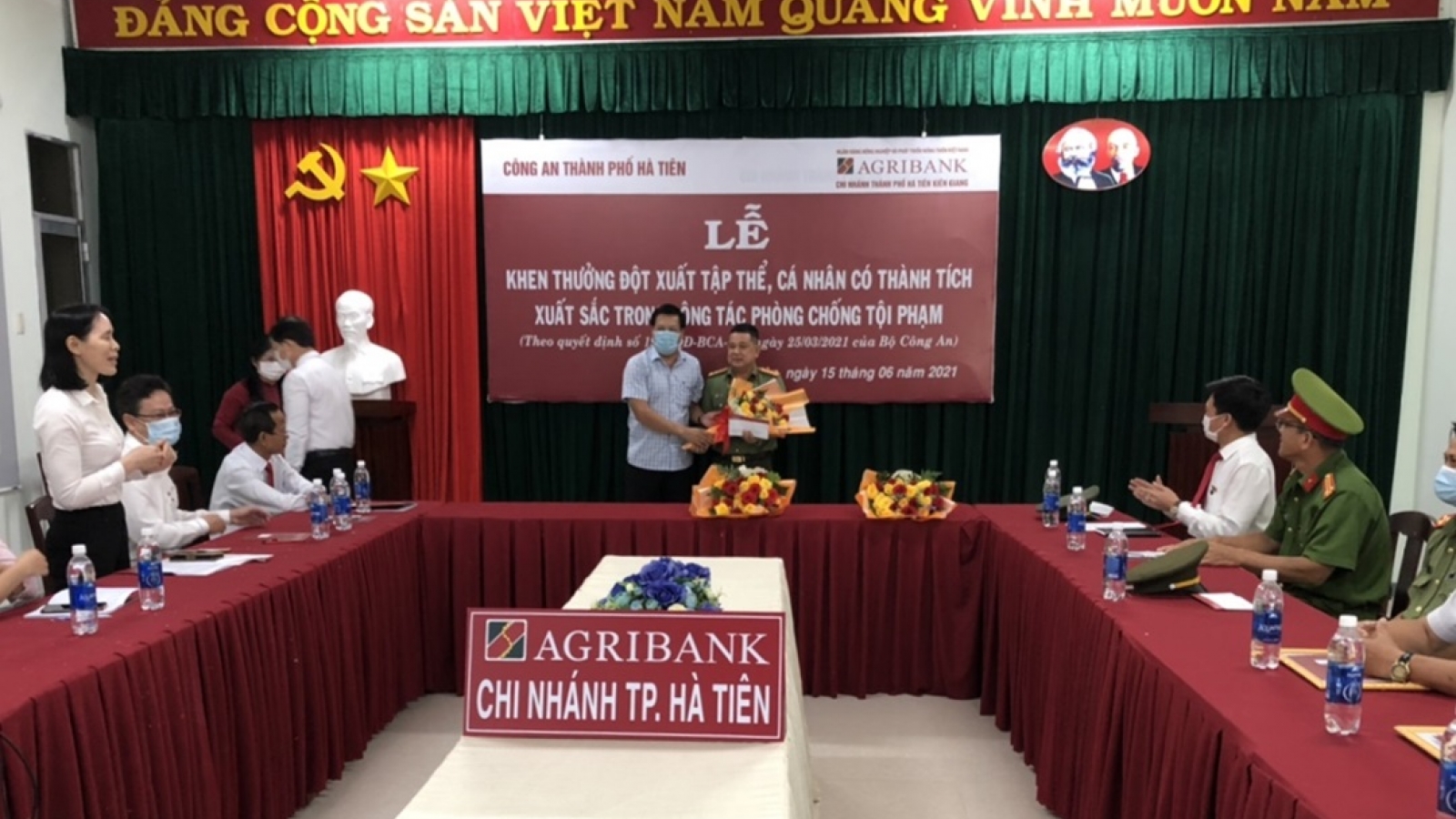Khen thưởng đột xuất vụ bắt 2 đối tượng dùng súng cướp ngân hàng