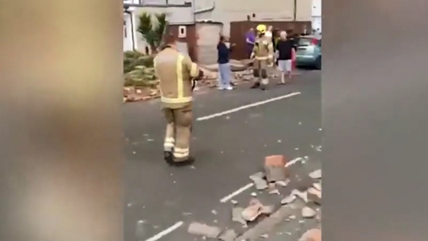 Video: Hậu quả lốc xoáy tấn công thủ đô London (Anh), gây hư hại nhà cửa