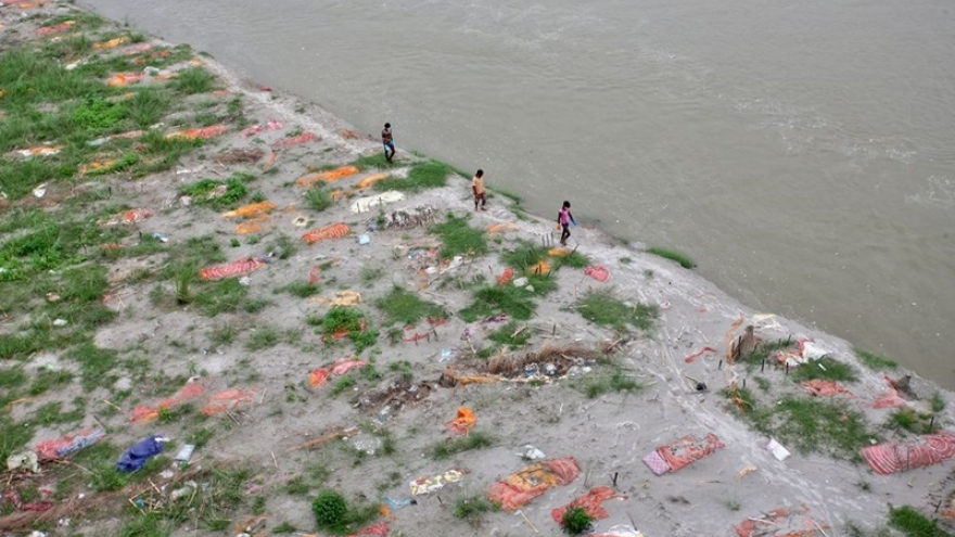  Ấn Độ liên tục phát hiện hàng trăm thi thể trên sông Hằng sau lũ lụt