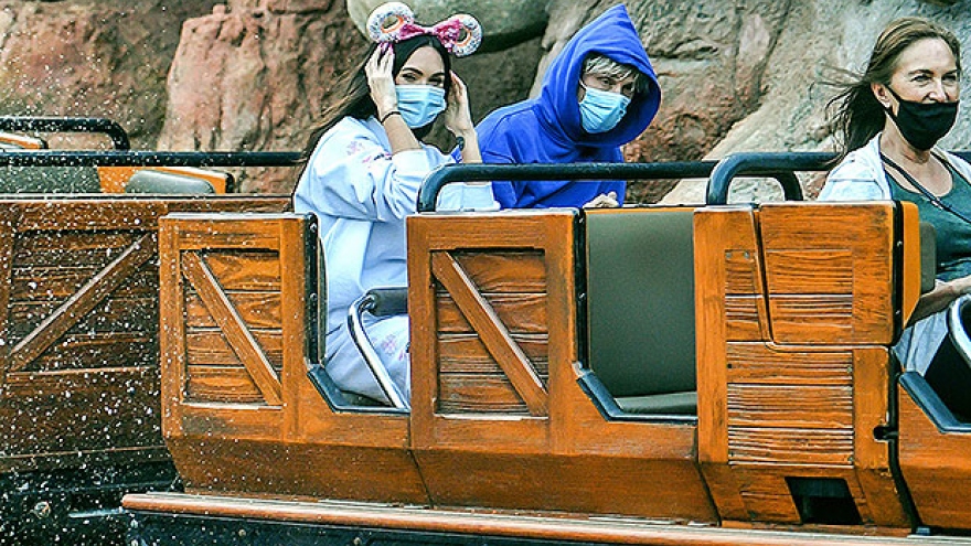 Megan Fox và bạn trai hẹn hò lãng mạn trong công viên Disneyland