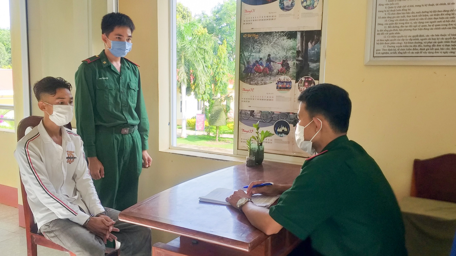 Bắt đối tượng tàng trữ 11 bịch nilon chứa ma túy đá  