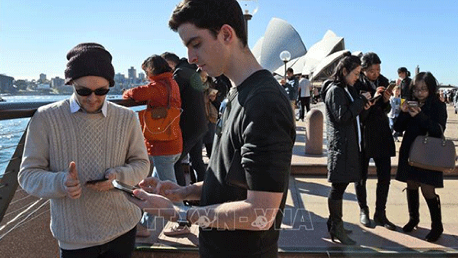 Người tiêu dùng Australia đang phải trả thêm tiền cước điện thoại di động