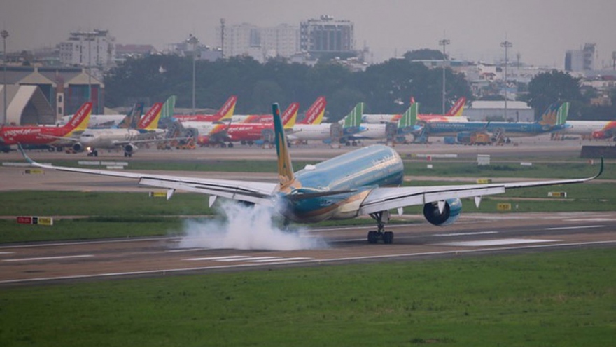 Dừng bay, giảm tần suất các chuyến bay đến Tân Sơn Nhất vì COVID-19