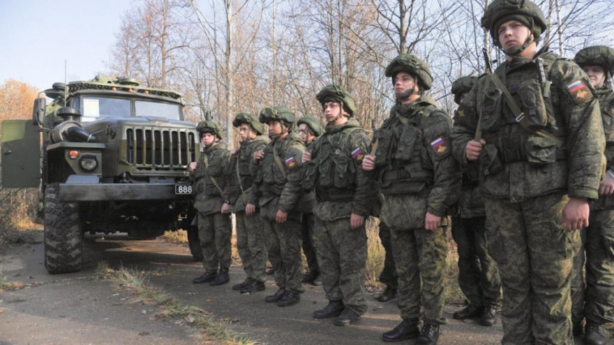 Ukraine chỉ trích Nga mới chỉ rút 10.000 quân sát biên giới
