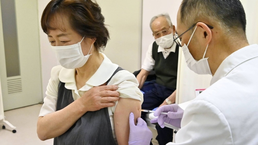 Nhật Bản bắt đầu triển khai tiêm chủng tại nơi làm việc cho người dưới 65 tuổi