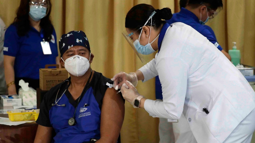 Philippines tặng gạo để khuyến khích người dân tiêm vaccine ngừa Covid-19