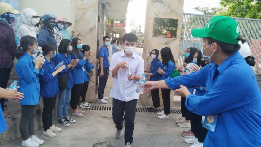 Quảng Ninh tiêm vaccine cho gần 2.000 cán bộ, giáo viên phục vụ kỳ thi THPT 2021