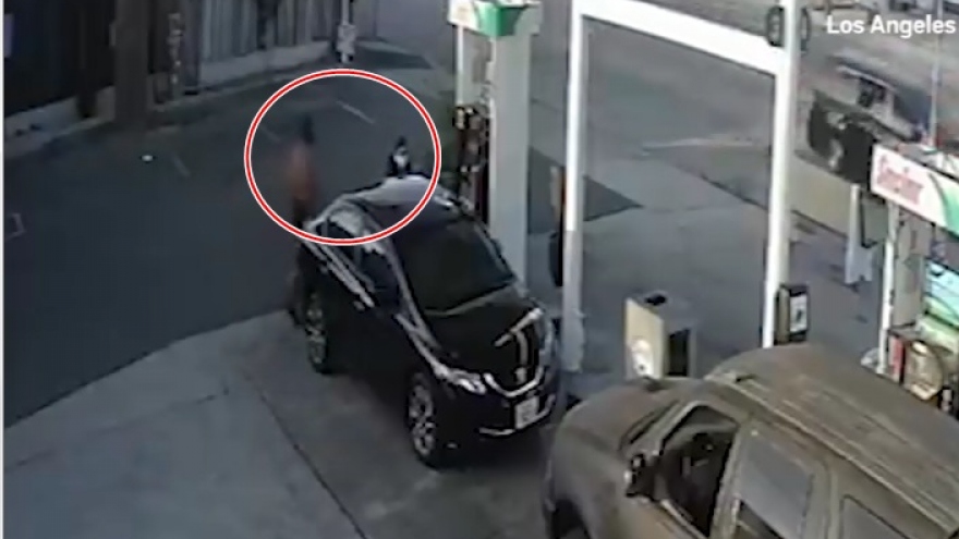 Video: Gã tài xế hành hung tàn bạo một phụ nữ tại trạm xăng ở Mỹ