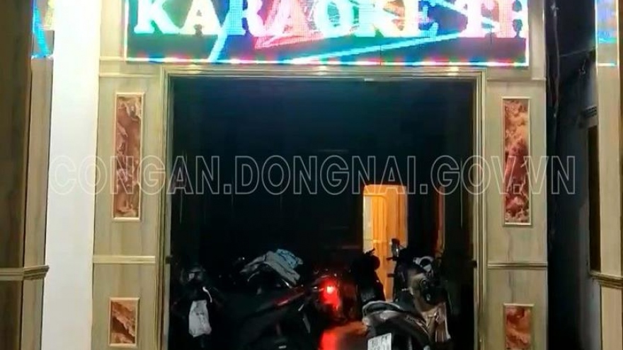 Quán karaoke ở Đồng Nai để nhân viên thoát y tiếp khách