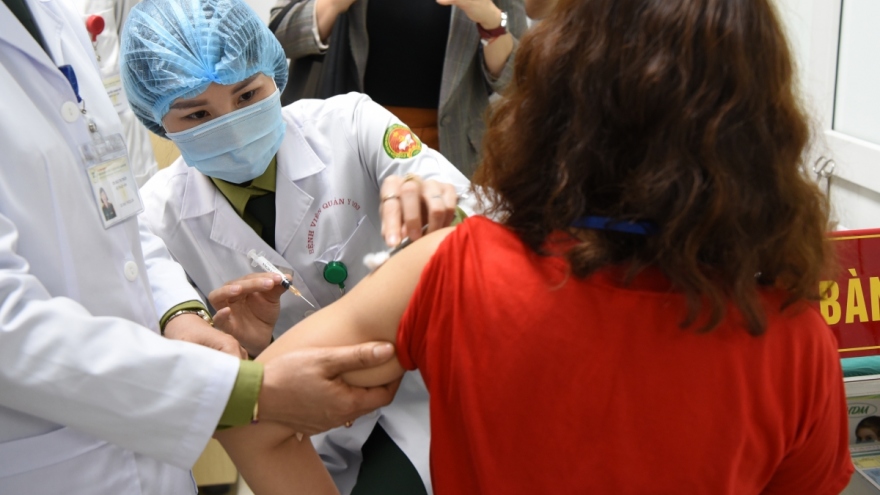 Hơn 6.000 tình nguyện viên đăng ký thử nghiệm giai đoạn 3 vaccine Nanocovax