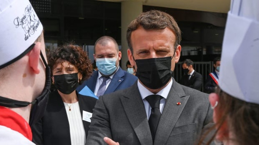 Video: Tổng thống Pháp Macron bị tát vào mặt khi gặp gỡ công chúng