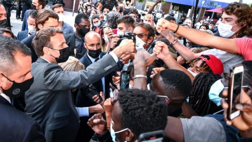 Tổng thống Pháp Macron bị kẻ quá khích tát vào mặt