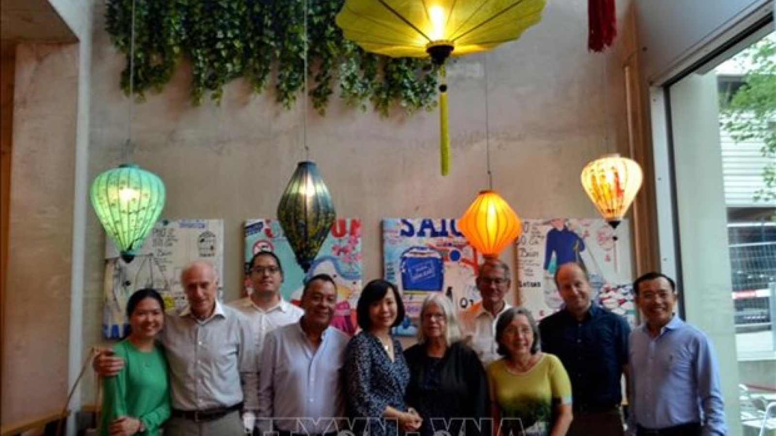 Vietnamese overseas in Switzerland donate COVID-19 prevention and control fund