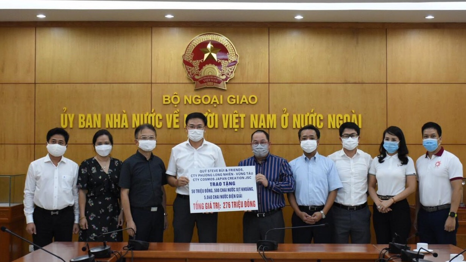 Doanh nghiệp kiều bào Việt Nam quyên góp tiền và hiện vật cho cuộc chiến chống Covid-19