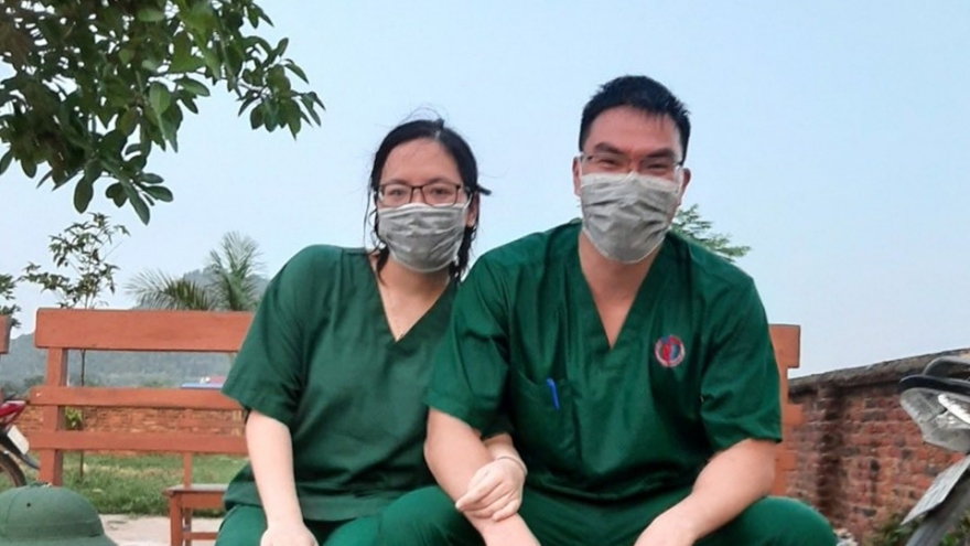 "Trăng mật đặc biệt" của cặp vợ chồng bác sĩ giữa tâm dịch Bắc Giang