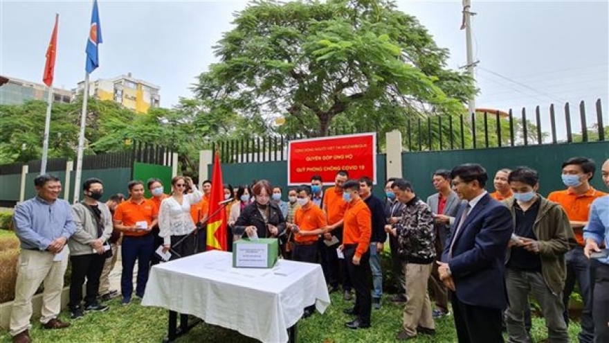 Vietnamese community in Mozambique contributes to national vaccine fund