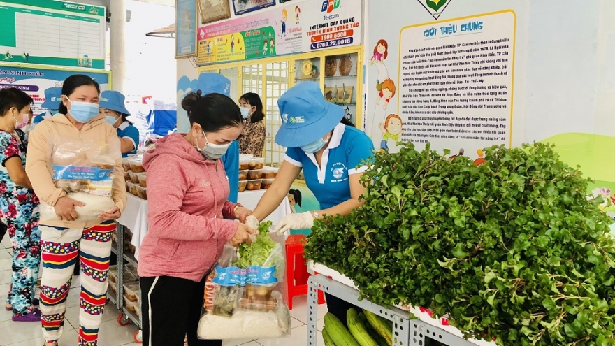 Người dân khó khăn ở Cần Thơ đi “Siêu thị 0 đồng san sẻ yêu thương”