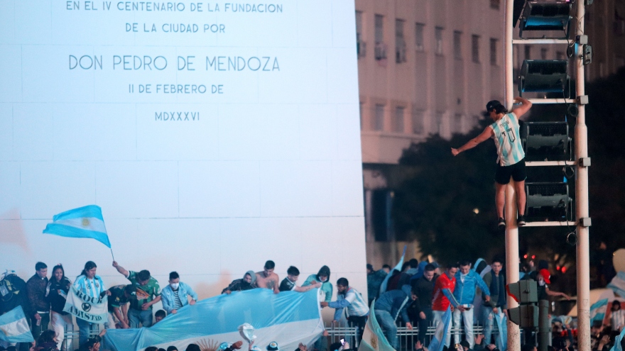 "Biển người" Argentina đổ ra đường ăn mừng Messi cùng đồng đội vô địch Copa America 2021