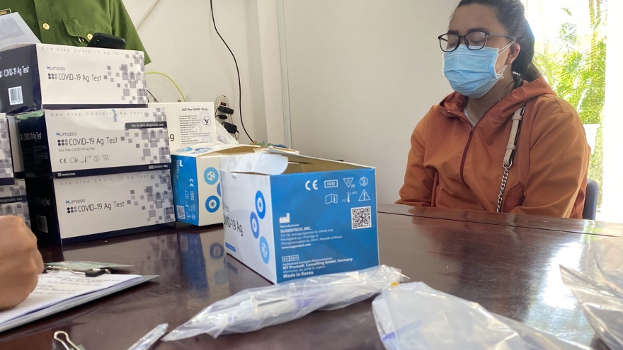 Bắt quả tang người phụ nữ bán kit test nhanh COVID-19